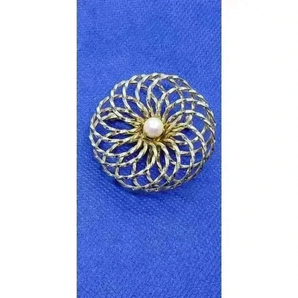 Vintage Brooch Twisted Round Puffy Caged Faux Pearl MCM 10k Gold Plated - Picture 8 of 10
